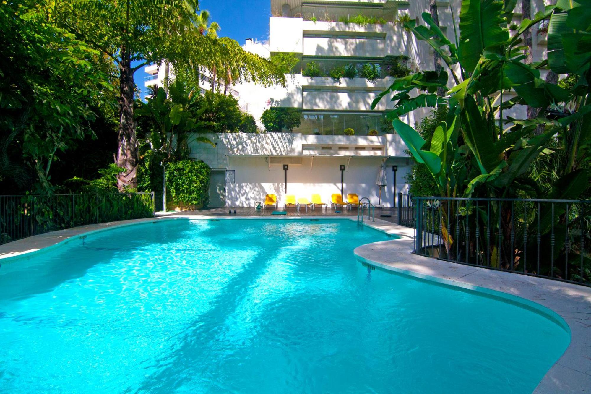 Lujoso Apartamento Con Piscina En Paseo Maritimo Marbella Esterno foto